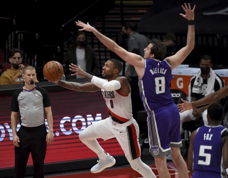Blazers derrotan a Kings 123-119 con 44 tantos de Lillard