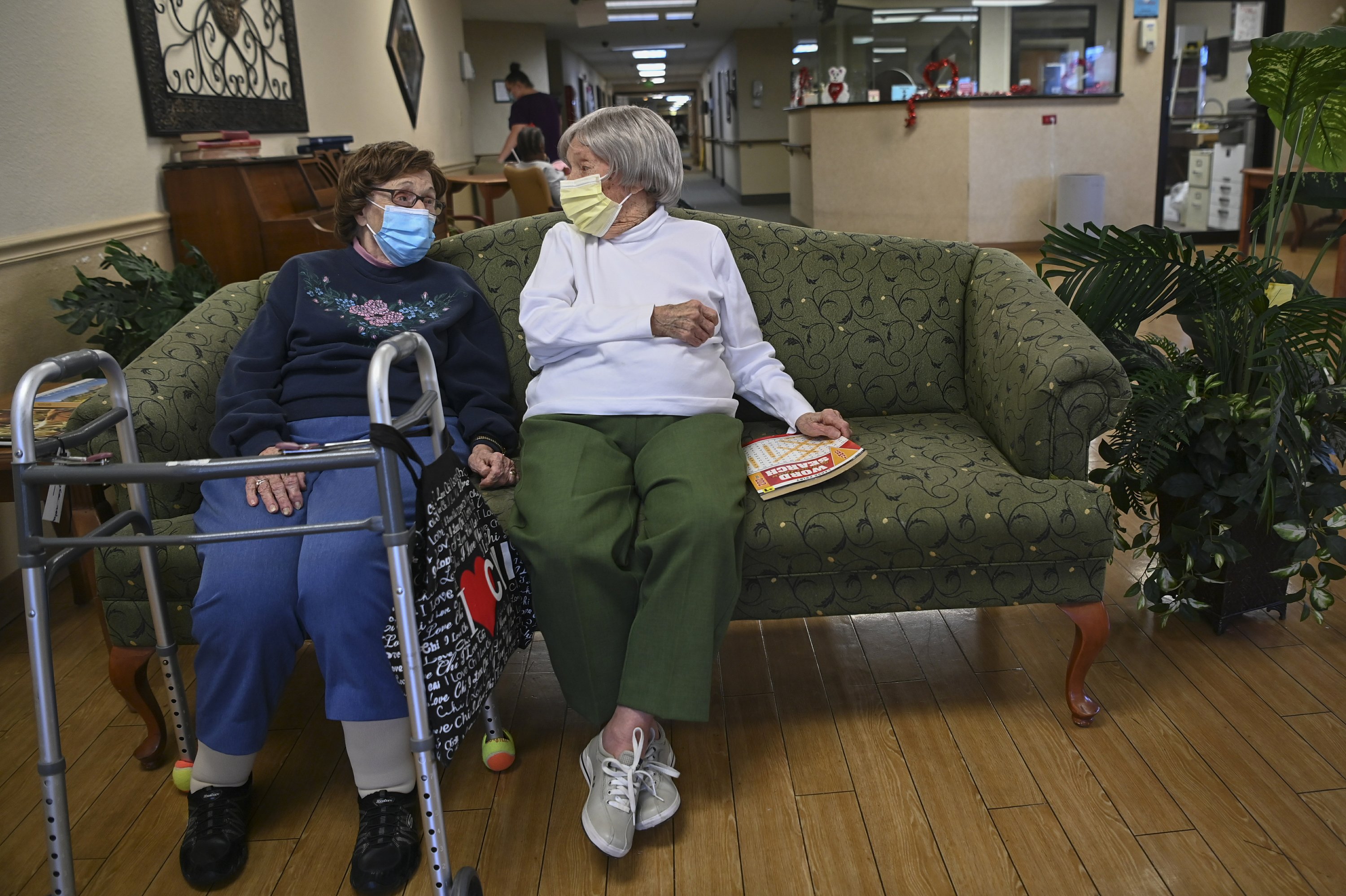 Coronavirus cases are declining in homes in the United States for the elderly and the sick