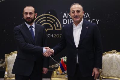 En esta foto proporcionada por el Ministerio de Relaciones Exteriores de Turquía, el Ministro de Relaciones Exteriores de Armenia, Ararat Mirzoyan, a la izquierda, estrecha la mano de su homólogo turco Mevlut Cavusoglu durante su reunión al margen del Foro diplomático de Antalya en Antalya, Turquía, el sábado 12 de marzo de 2022. Turquía y Armenia, que no tienen relaciones diplomáticas, están entablando conversaciones destinadas a poner fin a décadas de amargas relaciones entre sus dos naciones. (Cem Ozdel/Ministerio de Relaciones Exteriores de Turquía vía AP)