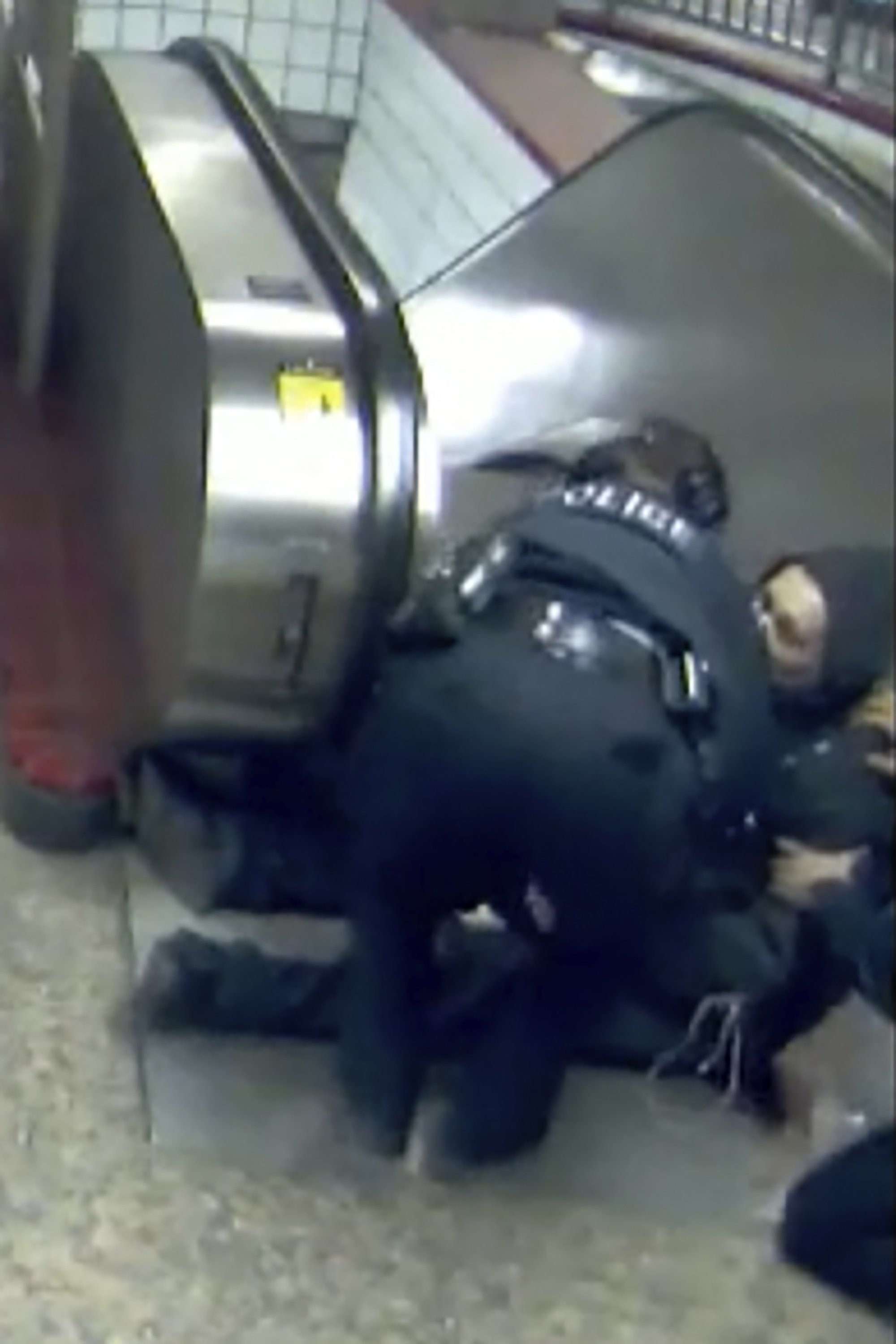 Video shows Chicago officer shooting subway rider in back AP News