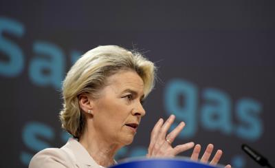 La presidenta de la Comisión Europea Ursula von der Leyen habla con los medios de comunicación en una conferencia de prensa en la sede de la UE en Bruselas, el miércoles 20 de julio de 2022. (AP Foto/Virginia Mayo)