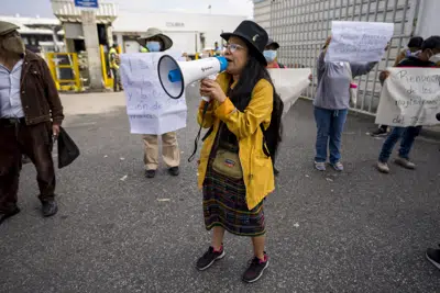 Simpatizantes del partido político Liberación del Pueblo (MLP) protestan porque el Tribunal Supremo Electoral negó la candidatura de su aspirante a vicepresidente Jordan Rodas en Ciudad de Guatemala, el jueves 16 de febrero de 2023. El tribunal negó la candidatura de Rodas por supuestamente no presentar documentos financieros que confirmen que no tiene ninguna deuda pendiente con el gobierno. Las elecciones generales están fijadas para junio de 2023. (AP Foto/Moisés Castillo)