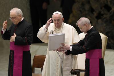 El papa Francisco (centro) ofrece su bendición durante su audiencia semanal, en el salón Pablo VI, en el Vaticano, el 1 de septiembre de 2021. (AP Foto/Andrew Medichini)