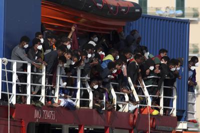 El barco Sea Eye 4, lleno de migrantes, llegando  a Trapani, Sicilia, Italia, el 7 de noviembre del 2021. (Alberto Lo Bianco/LaPresse via AP)