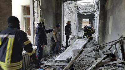 En esta foto distribuida por el Servicio de Emergencias de Ucrania, personal de emergencias inspecciona los daños en el edificio municipal de Járkiv, Ucrania, martes 1 de marzo de 2022.  (Servicio de Emergencias de Ucrania via AP)