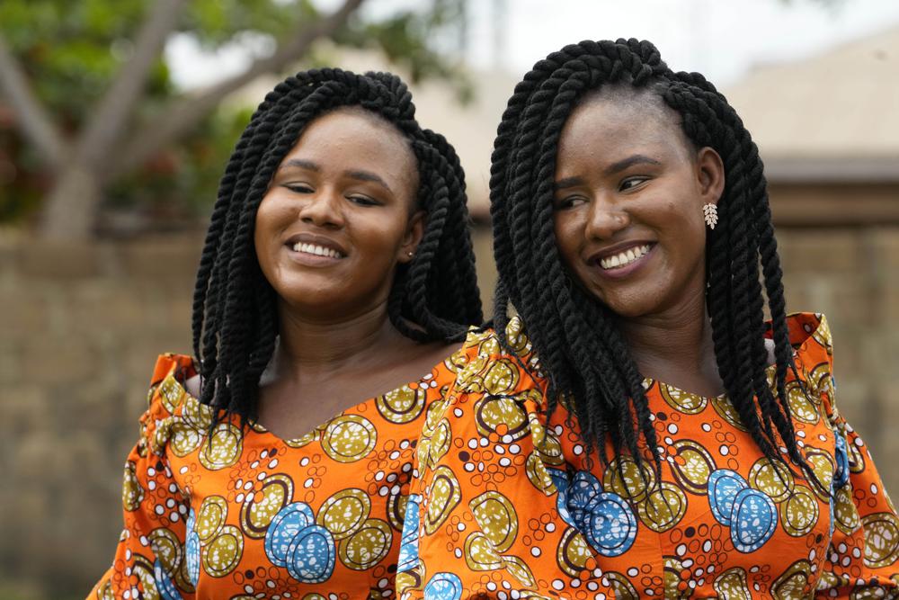 Les jumeaux Kehinde Adamolekun, à gauche, et Taiwo Adamolekun, 28 ans, assistent au festival annuel des jumeaux à Igbo-Ora, dans le sud-ouest du Nigeria, le samedi 8 octobre 2022. La ville organise le festival annuel pour célébrer le nombre élevé de jumeaux et de naissances multiples. (AP Photo/Sunday Alamba)