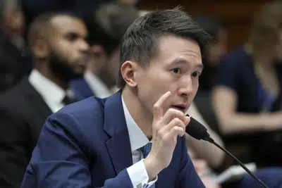 El director general de TikTok, Shou Zi Chew, testifica durante una audiencia ante la Comisión de Energía y Comercio de la Cámara de Representantes de Estados Unidos, el jueves 23 de marzo de 2023, en el Capitolio, en Washington. (AP Foto/Jacquelyn Martin)