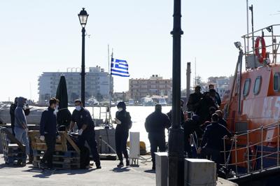 Migrantes desembarcan de una embarcación de la guardia costera después de una operación en el noreste de la isla Chios, Grecia, el martes 26 de octubre de 2021. (Pantelis Fykaris/Politischios.gr vía AP)