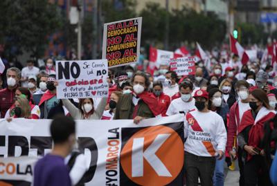 Manifestantes participan en una marcha en contra del candidato presidencial Pedro Castillo, en Lima, Perú, el sábado 29 de mayo de 2021. (AP Foto/Martín Mejía)