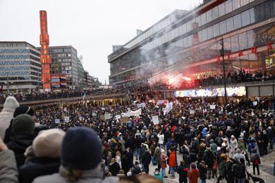 La protesta en contra de las medidas contra el coronavirus en Estocolmo, Suecia, el 22 de enero del 2022.   (Fredrik Persson/TT News Agency via AP)