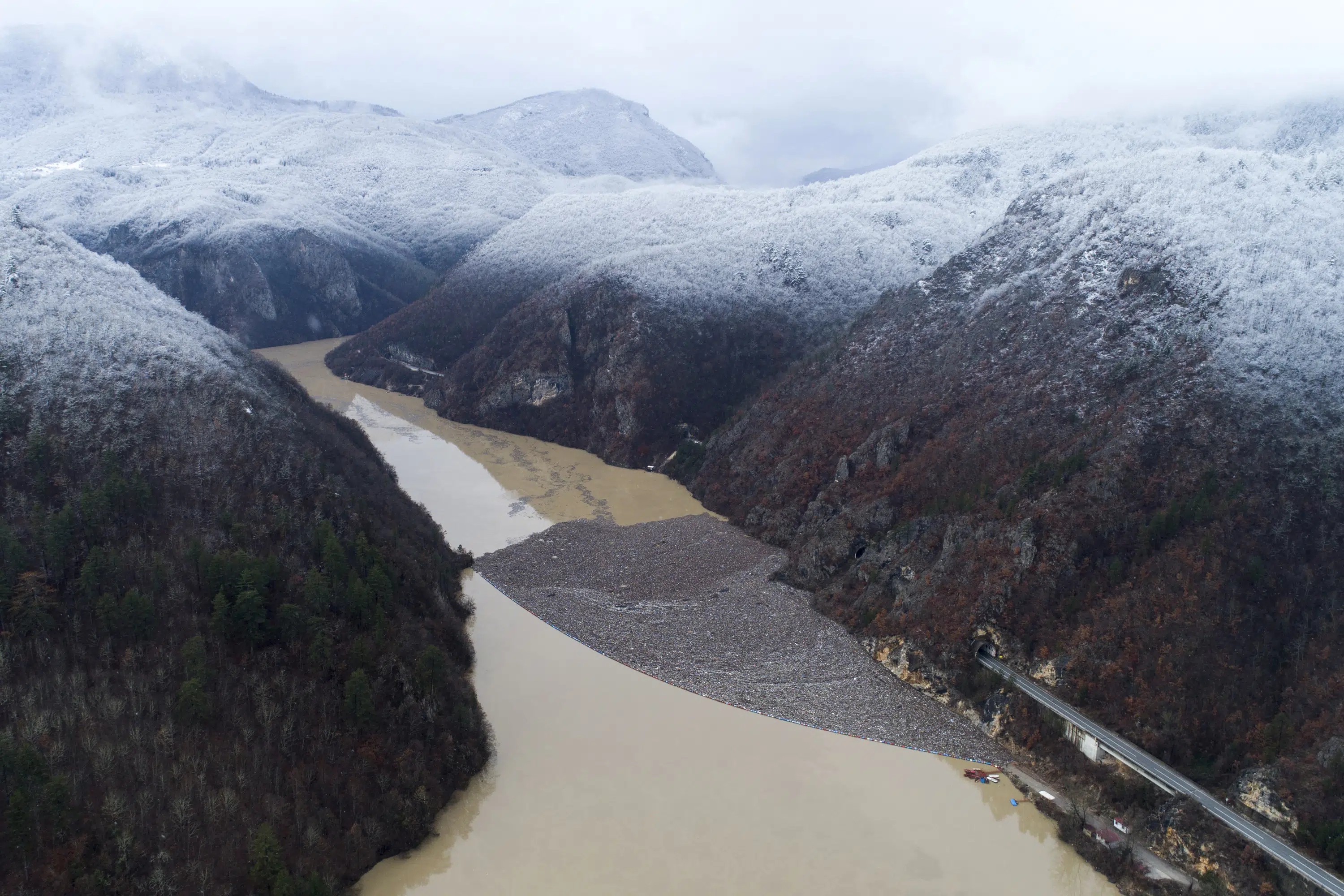 Partes del río Balkan se convierten en un basurero flotante