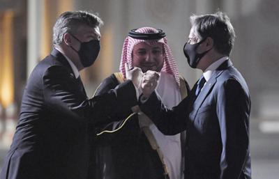 El secretario de Estado de Estados Unidos, Antony Blinken, saluda al embajador John Desrocher, ante la mirada del director de protocolo diplomático, Ibrahim Fakhroo, el lunes 6 de septiembre de 2021 en el aeropuerto de Doha, Qatar. (Olivier Douliery/Pool Photo via AP)
