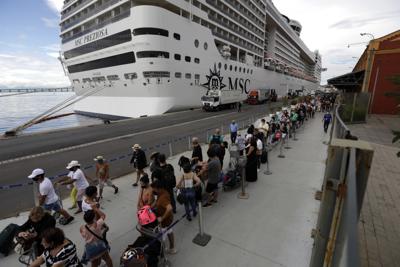 Varios pasajeros desembarcan del crucero MSC Preziosa en Río de Janeiro, Brasil, el domingo 2 de enero de 2022, después de que la Agencia Nacional de Vigilancia Sanitaria confirmó más casos de COVID-19 a bordo. (AP Foto/Bruna Prado)
