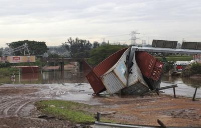 Contenedores dañados luego de unas inundaciones que azotaron la ciudad de Durban, en Sudáfrica, el miércoles 13 de abril de 2022. (AP Foto/Str)