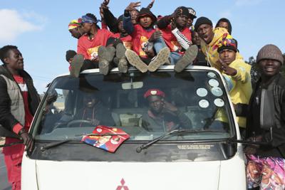 Partidarios del líder líder opositor de Zambia Hakainde Hichilema celebran en las calles de Lusaka el lunes, 16 de agosto del 2021, la victoria de su candidato en las elecciones presidenciales del país. (AP Foto/Tsvangirayi Mukwazhi)