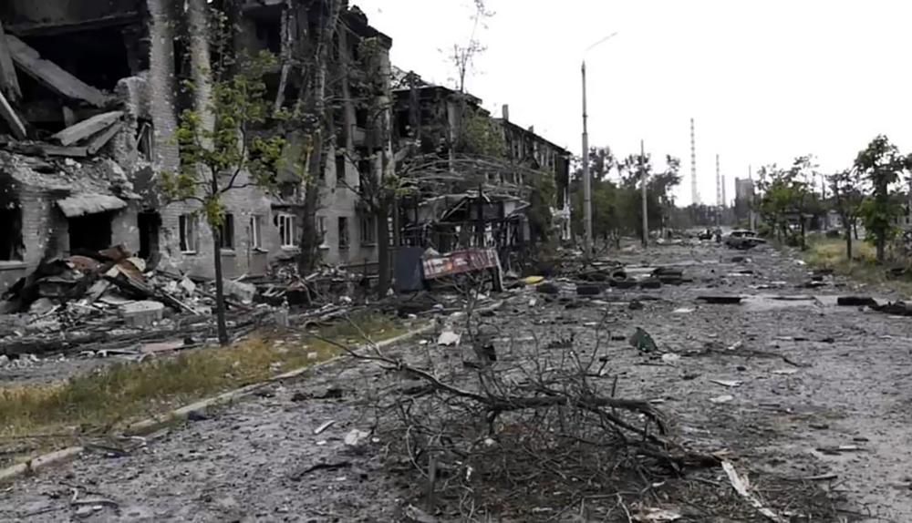 En esta imagen proporcionada por la administración militar regional de Luhansk se ven edificios dañados en Lysychansk, el domingo 3 de julio de 2022, en la región de Luhansk, Ucrania. (Administración militar regional de Luhansk vía AP)