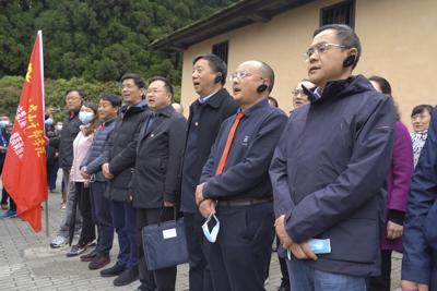 Estudiantes de clases de liderazgo recitan poemas de Mao Zedong en un sitio donde el ejército revolucionario se apuntó una gran victoria en Jinggangshan, al sudeste de China, el 9 de abril del 2021. (AP Photo/Emily Wang)
