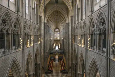 Una vista general de la Abadía de Westminster en Londres, el miércoles 12 de abril de 2023, antes de la coronación del rey Carlos III. Más de 6.000 militares británicos participarán en la coronación del rey Carlos III, el mayor despliegue ceremonial de las fuerzas británicas en siete décadas, según dijo el gobierno el domingo 16 de abril de 2023. (Dan Kitwood/Pool Foto via AP)