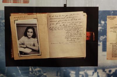 Una foto de Ana Frank en una exhibición en un museo en Hooghalen, Holanda, el 12 de junio del 2009. (Foto AP/Bas Czerwinski)