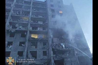 En esta foto, proporcionada por el Servicio de Emergencias de Ucrania, bomberos tratan de extinguir las llamas en un edificio residencial en Odesa, Ucrania, la madrugada del viernes 1 de lulio de 2022. (Servicio de Emergencias de Ucrania vía AP)