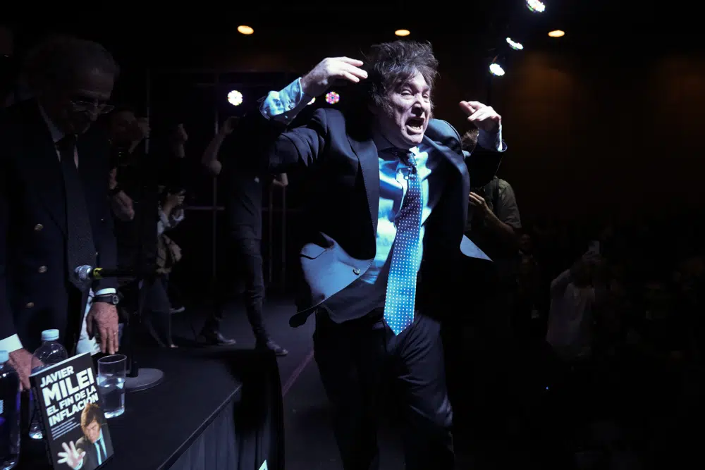 El candidato a la presidencia de Argentina Javier Milei llega a la presentación de su libro "El fin de la inflación" en la Feria del Libro de Buenos Aires, Argentina, el 14 de mayo de 2023. (AP Foto/Natacha Pisarenko)