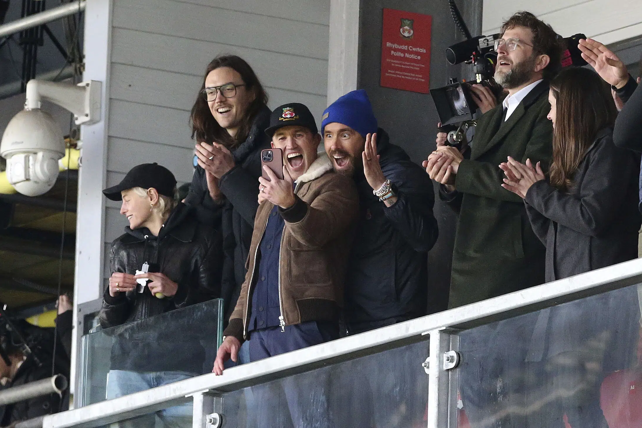 Ryan Reynolds, Rob McElhenney se acercan a soñar con Wrexham