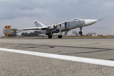 En esta foto provista el 16 de diciembre de 2015 por el Servicio de Prensa del Ministerio de Defensa de Rusia se ve un bombadero ruso Su-24 aterrizar en la base aérea Hemeimeem en Siria. (Servicio de Prensa del Ministerio de Defensa de Rusia vía AP, archivo)