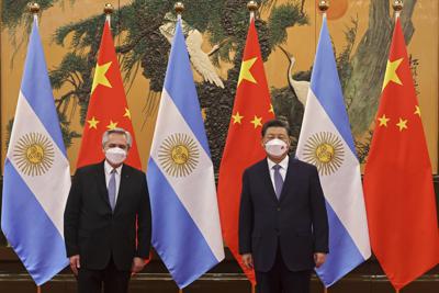 En esta foto publicada por la agencia de noticias Xinhua, el presidente chino, Xi Jinping, a la derecha, y el presidente argentino Alberto Fernández posan para una fotografía antes de su reunión bilateral en el Gran Salón del Pueblo en Beijing, el domingo 6 de febrero de 2022. Fernández está en Beijing para la ceremonia de apertura de los Juegos Olímpicos de Invierno. (Liu Weibing/Xinhua vía AP)