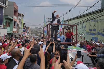 El expresidente brasileño Luiz Inácio Lula da Silva realiza un mitin mientras se postula nuevamente para la presidencia en Sao Paulo, Brasil, el lunes 17 de octubre de 2022. (Foto AP /André Penner)