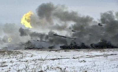 En esta imagen de archivo, tomada de un video y distribuida por la oficina de prensa del Ministerio de Defensa de Rusia, tanques rusos disparan durante maniobras militares cerca de Orenburg, en los Montes Urales, Rusia, el 16 de diciembre de 2021. (Oficina de Prensa del Ministerio de Defensa de Rusia vía AP, archivo)