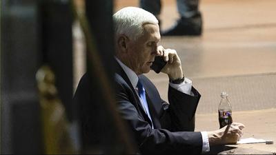 En esta imagen tomada de un video difundido por la comisión selecta de la Cámara de Representantes, el vicepresidente Mike Pence llama por teléfono desde un sitio seguro al que fue evacuado, el 6 de enero de 2021, en el Capitolio en Washington. (Comisión selecta de la Cámara de Representantes vía AP)