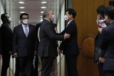 El presidente de Colombia, Iván Duque, tercero desde la izquierda, es recibido por el ministro de Coordinación de Políticas del Gobierno de Corea del Sur, Koo Yun-chul, a su llegada al aeropuerto de Seúl en Seongnam, Corea del Sur, el martes 24 de agosto de 2021. (AP Foto/Ahn Young-joon)