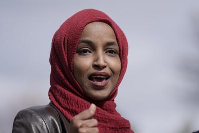 La legisladora Ilhan Omar, demócrata por Minnesota, habla en el Brooklyn Center el 20 de abril de 2021. (AP Foto/Morry Gash, File)