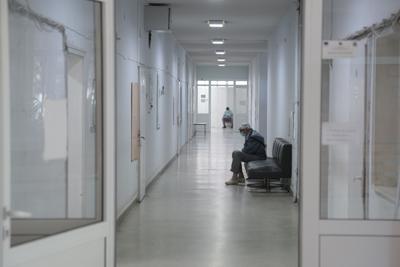Hombres sentados en corredores del hospital estatal el jueves 2 de septiembre de 2021, en Veliko Tarnovo, Bulgaria. (AP Foto/Vadim Ghirda)