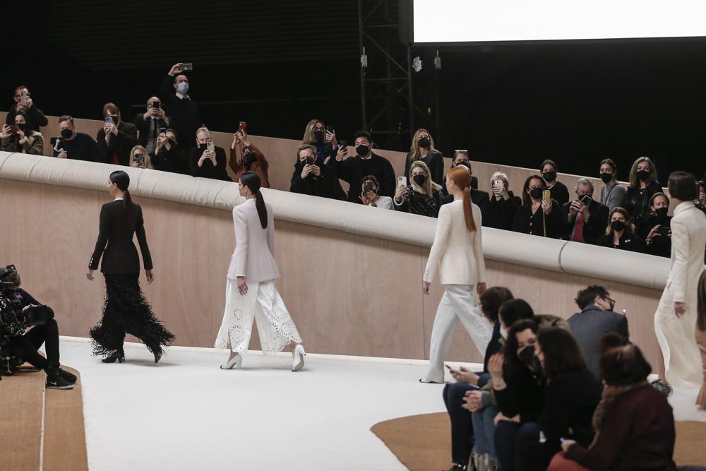 Las modelos lucen creaciones para la colección de alta costura Primavera-Verano 2022 de Chanel, en París, el martes 25 de enero de 2022. (Foto AP/Lewis Joly)
