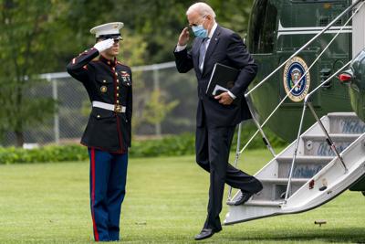El presidente Joe Biden llega a la Casa Blanca, en Washington, el lunes 2 de agosto de 2021, después de pasar el fin de semana en el retiro presidencial de Camp David. (AP Foto/Andrew Harnik)