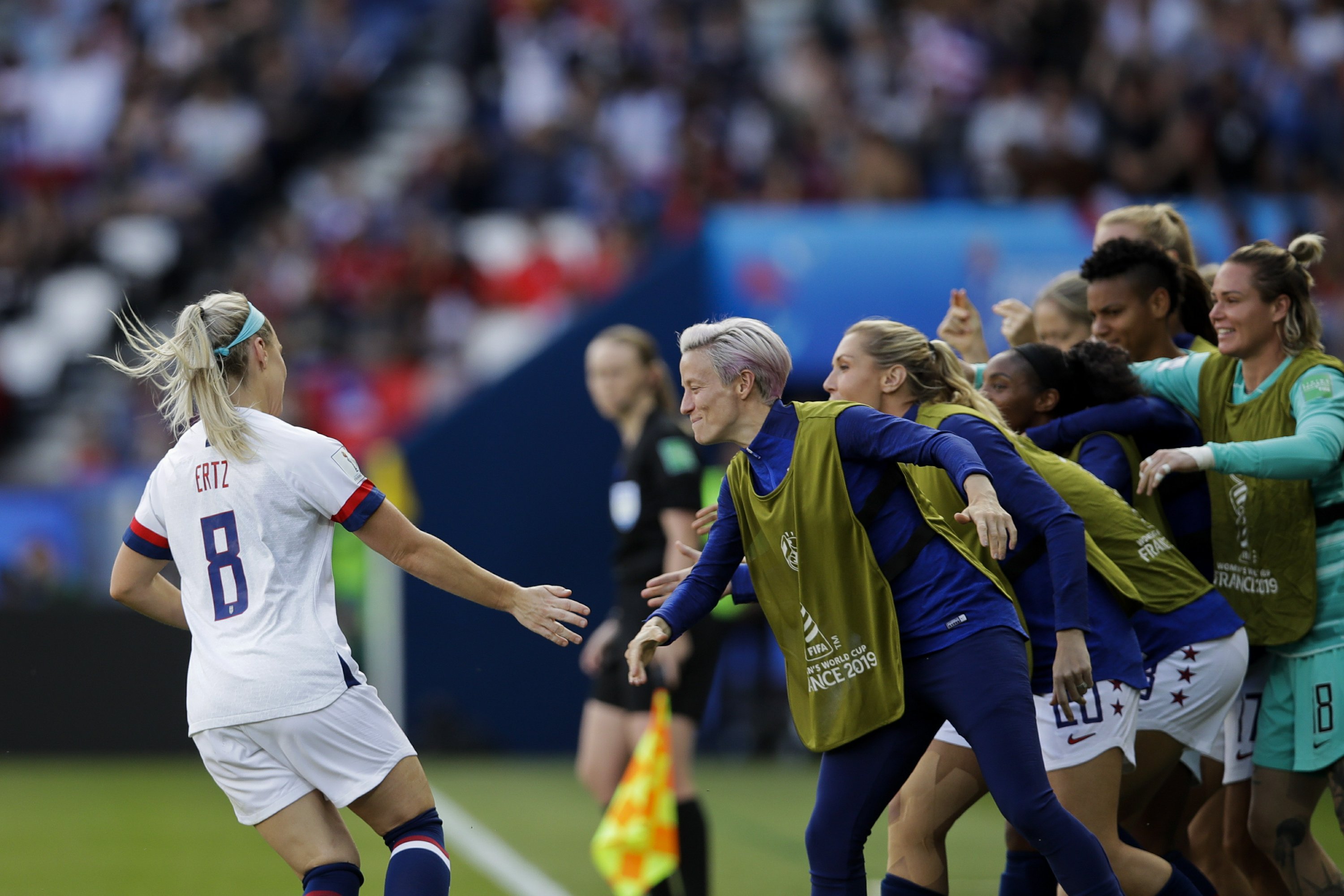 Lloyd A World Cup Starter Again Scores 2 As Us Beats Chile