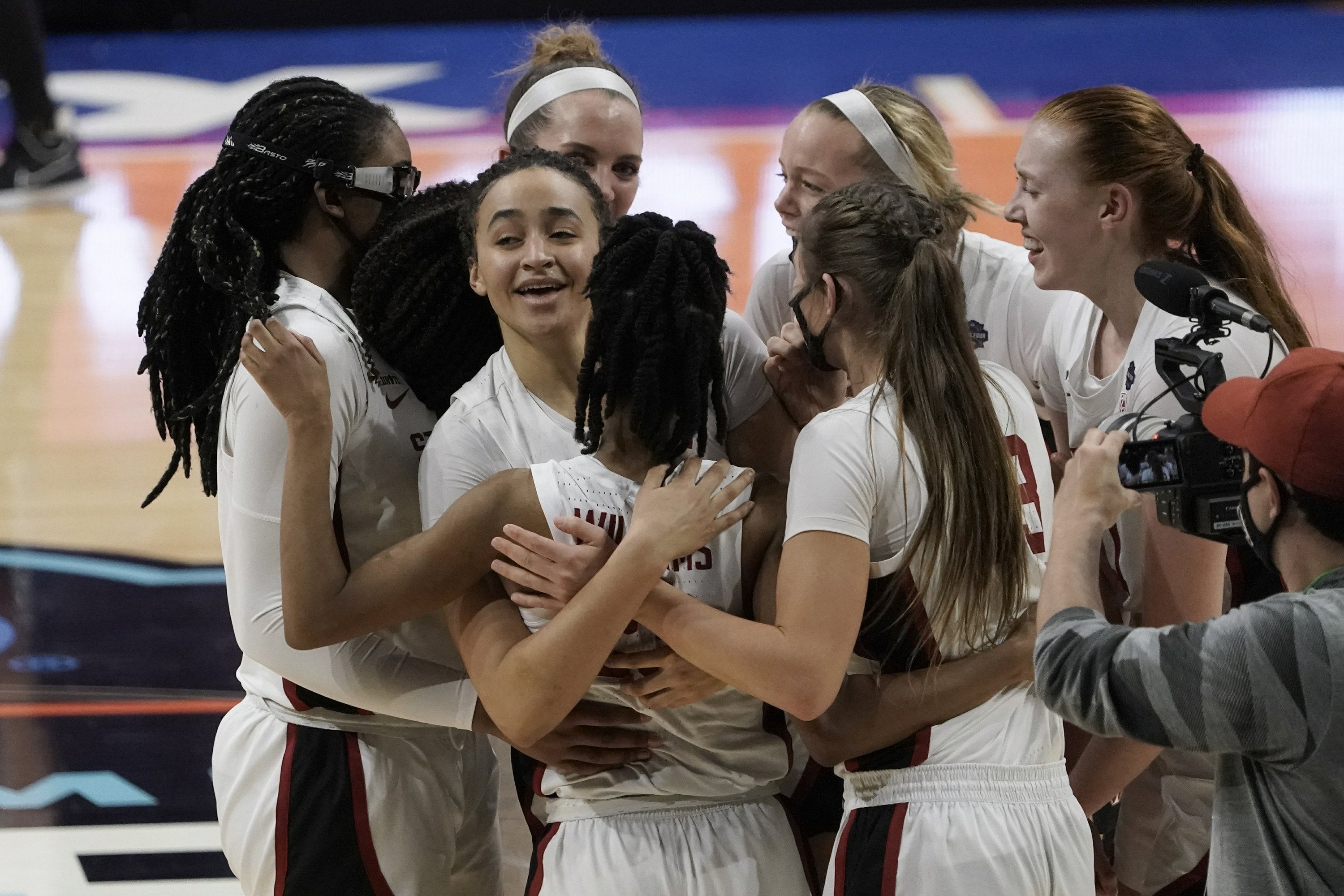 Stanford beat South Carolina 66-65 in the title race