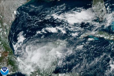 Esta imagen satelital tomada a las 2:16 pm hora del este y proporcionada por la Oficina Nacional de Administración Oceánica y Atmosférica (NOAA) muestra la tormenta tropical Karl sobre la península de Yucatán y Chiapas, México, el viernes 14 de octubre de 2022. (NOAA vía AP)