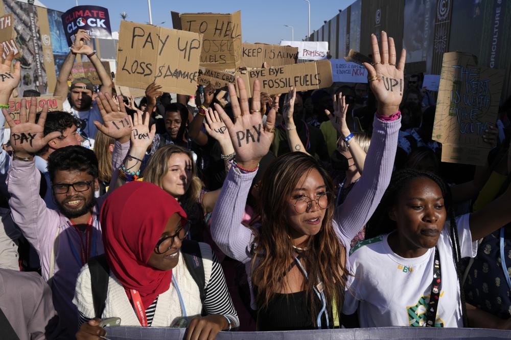 ARCHIVO - Mitzi Jonelle Tan, en el centro, participa en una manifestación en la cumbre COP27 de Naciones Unidas el 18 de noviembre de 2022 en Sharm el Sheij, Egipto. (AP Foto/Peter Dejong, Archivo)