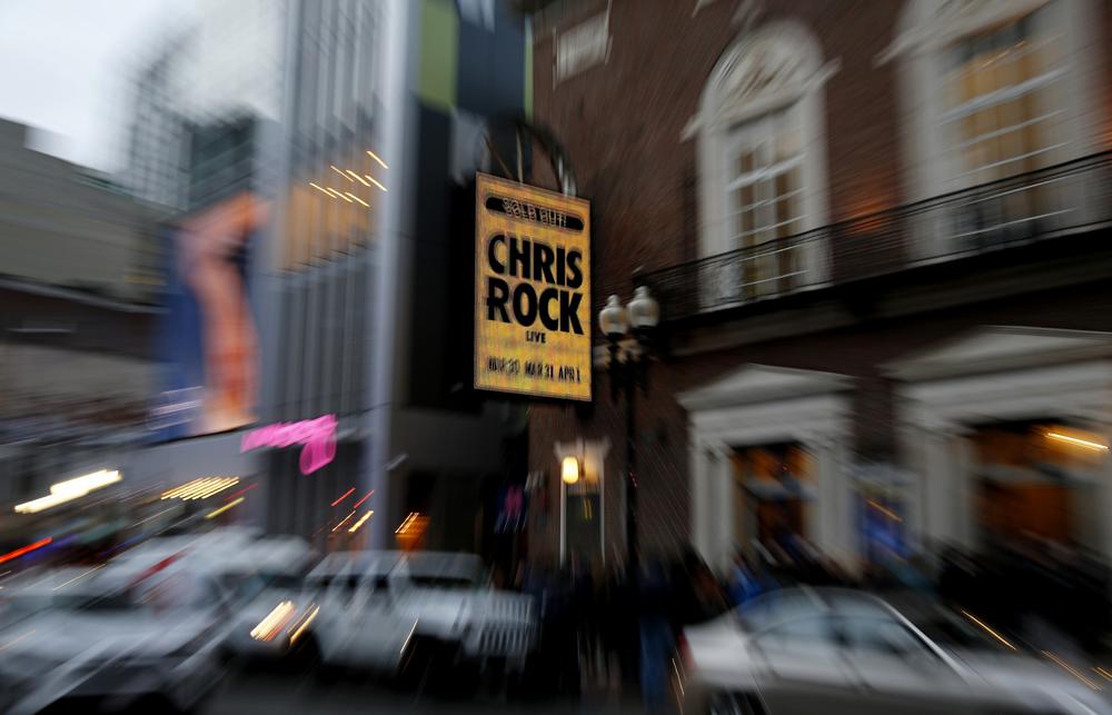 La marquesina en el Teatro Wilbur anuncia el espectáculo de Chris Rock el miércoles 30 de marzo de 2022 en Boston. (Foto AP/Mary Schwalm)