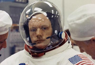 Fotografía de archivo de 1969 de Neil Armstrong en su traje de astronauta. (AP Foto)
