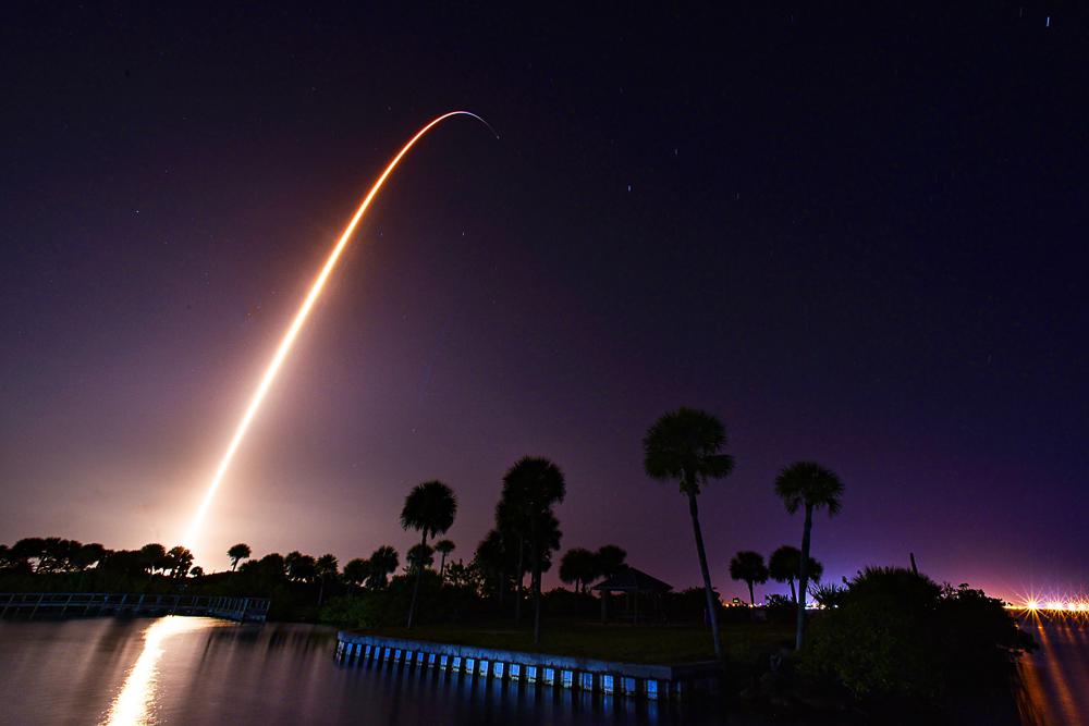 En una exposición de cámara lenta, el cohete SpaceX Falcon se lanza el miércoles 27 de abril desde la plataforma 39A en el Centro Espacial Kennedy a la ISS.  A los astronautas de la NASA Kjell Lindgren, Bob Hines y Jessica Watkins se les unió la astronauta de la Agencia Espacial Europea Samantha Cristoforetti.  Tiempo de exposición del lanzamiento desde Kelly Park en Merritt Island.  (Malcolm Dinamarca/Florida Today vía AP)