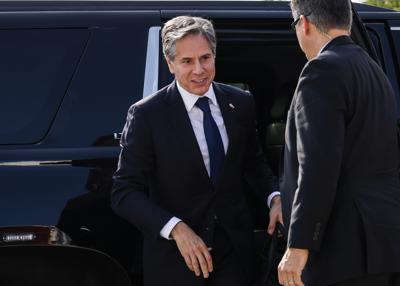 El secretario de Estado estadounidense Antony Blinken, izquierda, llega a la Base Aérea Andrews, Maryland, 26 de julio de 2021, para viajar a Nueva Delhi, India, y Ciudad Kuwait, Kuwait. (Jonathan Ernst/Pool via AP)