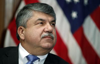 ARCHIVO - En esta foto del 4 de abril del 2017, el presidente de la centra sindical estadounidense Richard Trumka está en el Club Nacional de Prensa en Washington. Trumka falleció a los 72 años, dijeron líderes demócratas el jueves, 5 de agosto del 2021. (AP Foto/Alex Brandon)