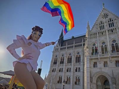 Una drag queen agita una bandera del arco iris durante una manifestación a favor de los derechos de los gays frente al Parlamento húngaro en Budapest el 14 de junio del 2021. (AP Photo/Bela Szandelszky, File)