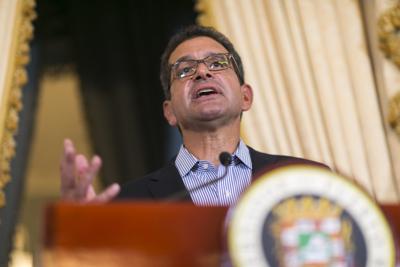 En esta imagen del 6 de agosto de 2019, el gobernador de Puerto Rico, Pedro Pierluisi, habla durante una conferencia de prensa en La Fortaleza, San Juan. (AP Foto/Dennis M. Rivera Pichardo, archivo)