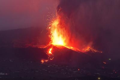Lava de un volcán en erupción fluye en la isla de La Palma, en Islas Canarias, España, el martes 21 de septiembre de 2021. La erupción podría durar tres meses, según indicaron expertos el miércoles 22 de septiembre. (AP Foto/Emilio Morenatti)