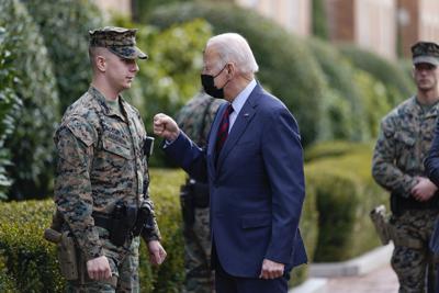 El presidente de Estados Unidos, Joe Biden, saluda a un infante de Martina el 25 de enero de 2022 en Washington, D.C.  (AP Foto/Andrew Harnik)