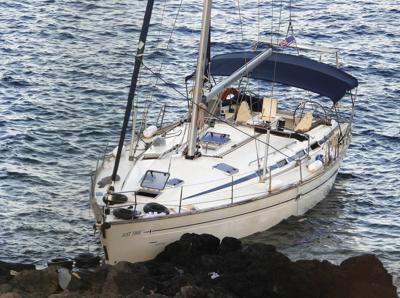 Un velero se ve abandonado en la isla sureña de Citera, Grecia, el miércoles 17 de agosto de 2022. El velero llevó a 97 migrantes hasta quedar varado en la isla en la madrugada, y un segundo barco llegó al mediodía con docenas de personas más. (Giorgos Samios/kythera.news via AP)